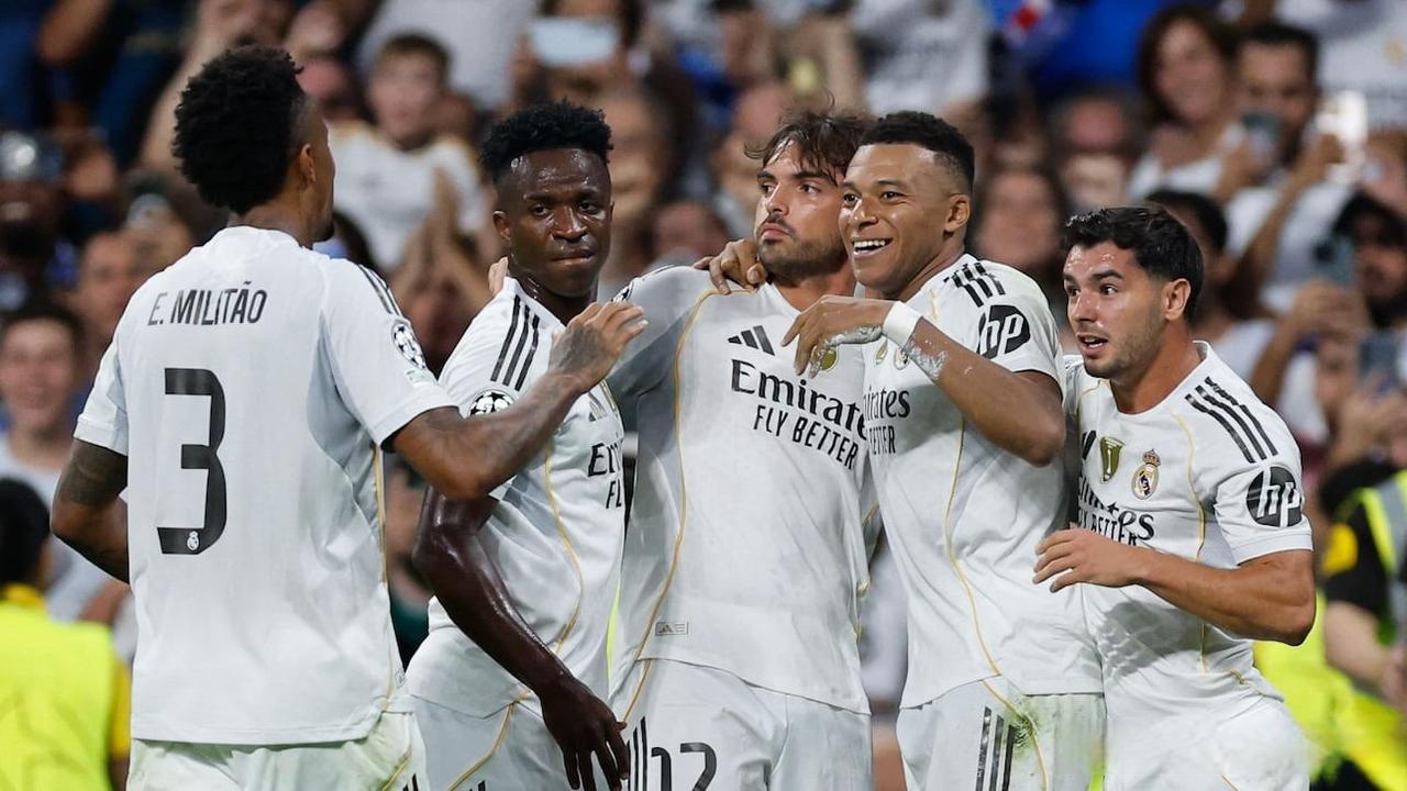 主裁：夸安萨拉拽丘库埃梅卡没判罚？这是极轻微、无效的拉拽