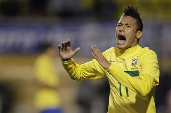 骑士新赛季表现下滑，爆冷输给马刺，主场优势助力取胜，马刺虽缺主力仍保持竞争力。