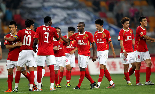 队友接连被罚下！维尼修斯讽刺裁判：多来点红牌吧！