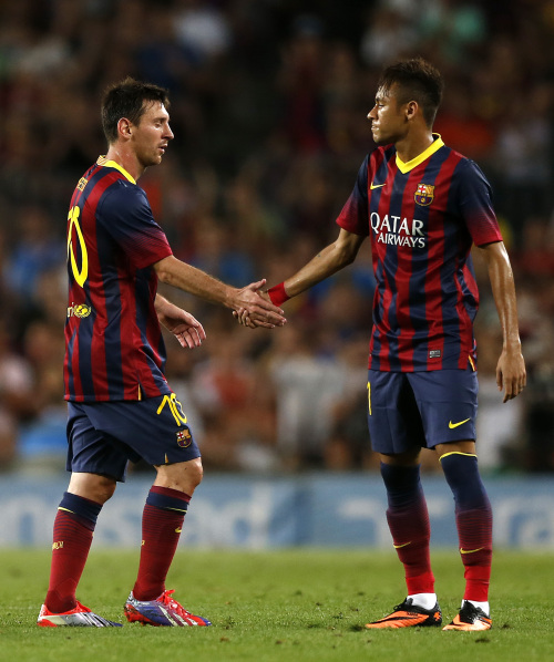 致敬，王刚庆祝足协杯冠军时背后写着：献给我们的主帅塞蒂恩