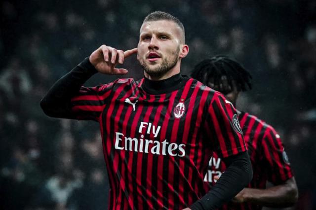 俄罗斯运动员谢尔盖-博伊在1800米高空踢球，挑战极限，引发热议。